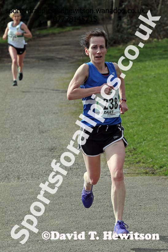 Morag Stead (Morpeth) 3rd leg of the senior womens 6 stage relay, 2014 Northern 12 and 6 Stage Relays, Heaton Park, Manchester. Photo: David T. Hewitson/Sports for All Pics